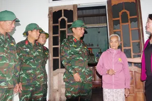 Tư lệnh Quân khu 4 thăm, tặng quà bà con vùng lũ Thừa Thiên Huế