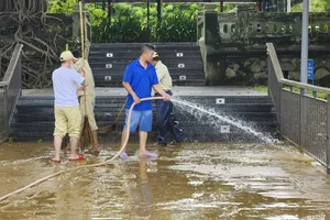 Cầu gỗ lim ở Huế được rửa sạch bùn đất sau lũ