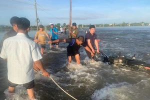 Đi xe máy qua con đường ngập, 2 vợ chồng bị nước cuốn trôi