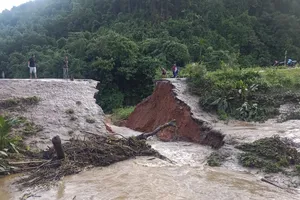 Xói lở cuốn trôi đường, 70 hộ dân ở Quảng Trị bị chia cắt