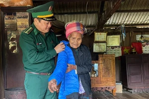 Biên phòng tặng áo ấm, chăn bông cho học sinh, người dân vùng cao. Ảnh: ND.