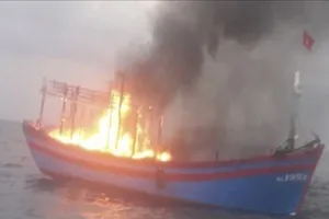 Con tàu bốc cháy dữ dội, chìm xuống biển cách bờ 35 hải lý
