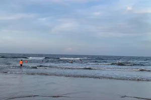 Nam sinh lớp 10 ở Quảng Trị mất tích khi tắm biển