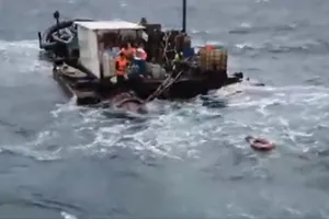 Biên phòng hướng dẫn tàu Hoàng Sa 126 cứu 2 ngư dân trôi dạt trên biển