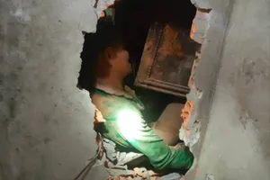 Đục tường nhà, cứu người mắc kẹt vì sạt lở đất.