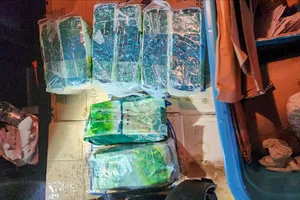 Nam thanh niên vứt lại 10kg nghi là ma túy khi bị truy đuổi