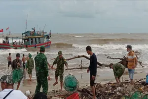 Cứu hộ tàu cá mắc cạn khi vào cảng ở Quảng Trị