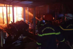 Công ty chế biến mủ cao su bốc cháy dữ dội trong đêm.