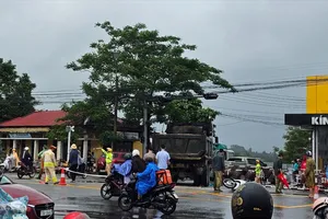 Va chạm với xe tải, 2 vợ chồng ở Huế đi xe máy thương vong