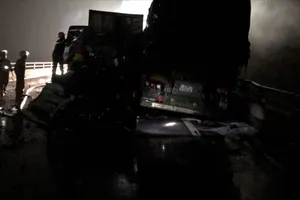 Xác minh danh tính các nạn nhân trong vụ 2 xe đối đầu trên cao tốc