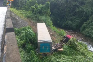 Xe đầu kéo lao xuống vực trên cao tốc La Sơn - Hòa Liên