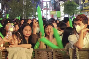 Người dân Huế, Quảng Trị đổ ra đường chào đón năm mới giữa trời lạnh