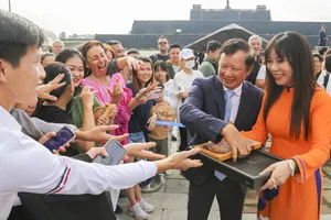 Du khách hào hứng xem tái hiện lễ Ban sóc của triều Nguyễn