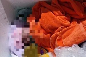 Phát hiện cháu bé bị bỏ rơi kèm lời nhắn được ghi trên mảnh giấy