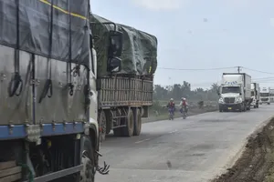 Tỉnh lộ ở Quảng Trị bị 'cày nát', dân bất an với đoàn xe tải nặng