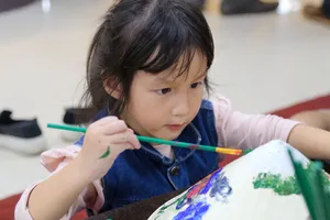 Du khách thích thú trải nghiệm nghề truyền thống Huế