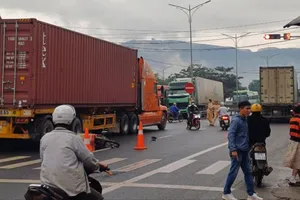 Va chạm với xe đầu kéo, 2 vợ chồng đi xe máy thương vong