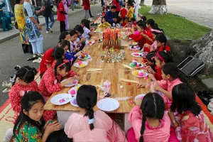 Du khách thích thú trải nghiệm tại Festival Tết Huế