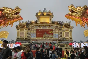 Du khách thích thú với linh vật rồng ở xứ Huế