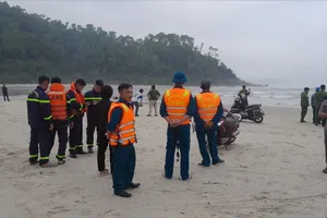 Lật thuyền đánh cá ở Huế, 1 ngư dân mất tích 