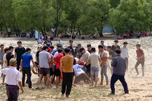 Người dân nô nức tham gia hội cướp cù ở Quảng Trị