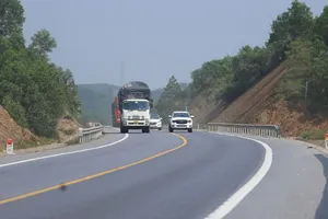 Cận cảnh tình trạng lấn làn, vượt ẩu vẫn diễn ra trên cao tốc Cam Lộ - La Sơn