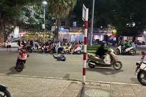 Người đàn ông nằm 'ăn vạ' giữa đường khi bị kiểm tra nồng độ cồn