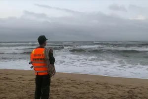 Tìm thấy thi thể nam sinh đuối nước khi tắm biển cùng bạn