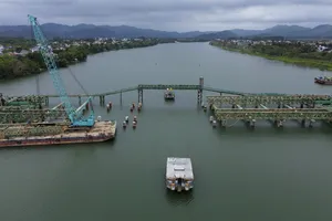 Trên công trường cầu vượt hơn 2.000 tỉ bắc qua sông Hương