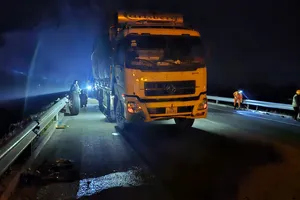 'Nhiều đoạn cao tốc Cam Lộ - La Sơn tối om, rất nguy hiểm'