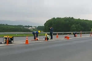 Lắp đặt thêm cảnh báo trên cao tốc Cam Lộ - La Sơn