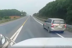 ô tô vượt ẩu ở nút 'thắt cổ chai' trên cao tốc Cam Lộ - La Sơn.