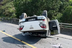 Ô tô bán tải tự lật ngửa trên cao tốc La Sơn - Túy Loan