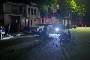 2 xe máy đối đầu, 4 người thương vong