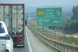 Đi đường dài dưới trời nắng nóng, nên để lốp xe căng hơi hay non hơi?