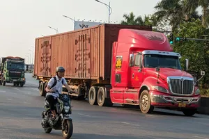 Cấm xe cỡ lớn lên cao tốc Cam Lộ - La Sơn không khác gì đẩy rủi ro cho người dân.