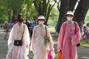 Du khách đội nắng 42 độ C tham quan di tích Huế