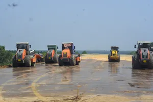 Công nhân đội nắng thi công cao tốc Vạn Ninh - Cam Lộ xuyên lễ