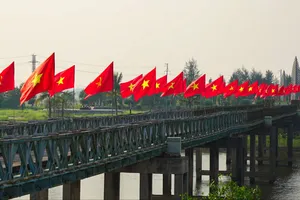 Trang nghiêm lễ thượng cờ tại Đôi bờ Hiền Lương - Bến Hải