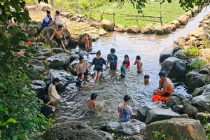 Giếng cổ nghìn tuổi hút khách trong ngày nắng nóng kỷ lục