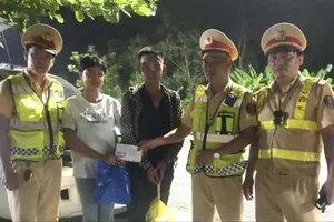 2 em đang đi bộ trên quốc lộ để về quê thì được CSGT hỗ trợ