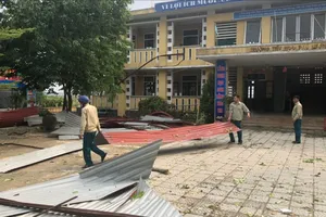 Mưa, giông lốc gây tốc mái trường khiến hơn 260 học sinh ở Huế phải nghỉ học