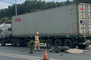 Tông vào xe container đang đậu, 2 người thương vong