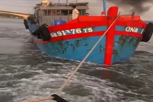 Cửa biển Cửa Tùng bị bồi lấp, ngư dân gặp khó khi ra khơi