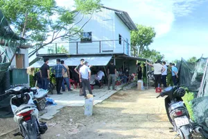 Ổ bạc ở hồ nuôi tôm trang bị cả máy đếm tiền để các con bạc sát phạt