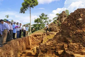 Nhiều phát hiện mới khi khai quật tháp đôi Chămpa 1.000 năm tuổi