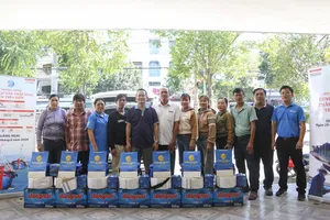 Chùm ảnh: Chương trình 'Cùng ngư dân thắp sáng đèn trên biển' đến với Quảng Ngãi