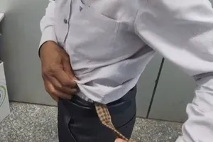 Buộc 9 miếng vàng trị giá hơn 2 tỉ quanh thắt lưng mang vào Việt Nam