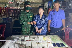 Cô gái 19 tuổi bị bắt cùng 15kg ma túy và 40 bánh heroin