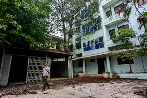 Cận cảnh loạt trụ sở bỏ hoang bên dòng sông Hương